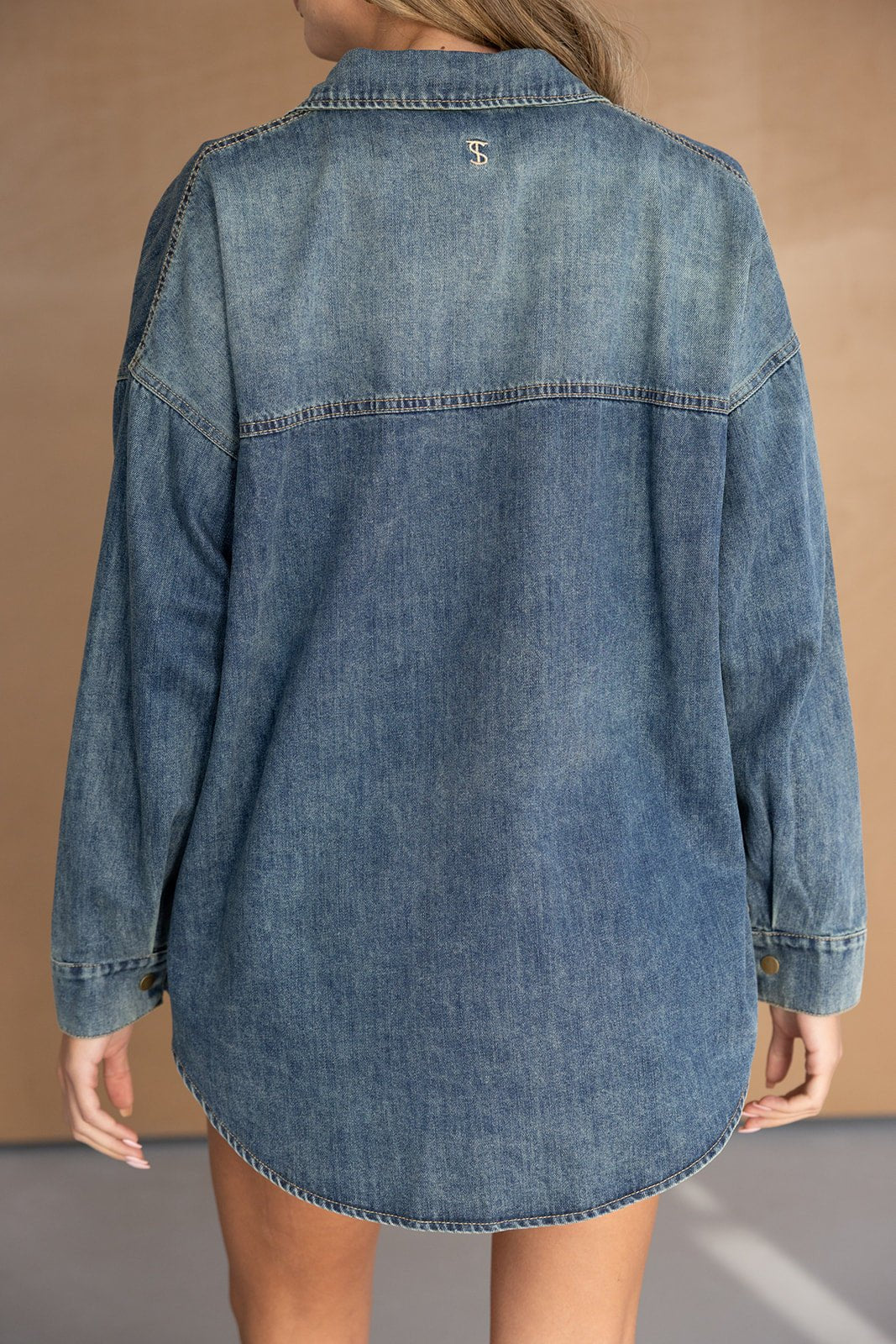 חולצת ג׳ינס לנשים עם שרוולים ארוכים ומראה קז'ואלי, צילום מגב