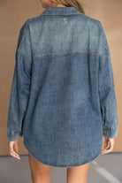 חולצת ג׳ינס לנשים עם שרוולים ארוכים ומראה קז'ואלי, צילום מגב