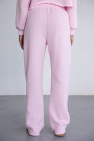 מכנסי טרנינג ורודים לנשים בגזרה רחבה, בד נוח ואופנתי, צילום מאחור על רקע לבן