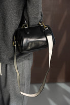 תיק צד קטן מעור שחור עם רצועת בד לבנה, אופנה לנשים ונערות, לוק חורפי אלגנטי