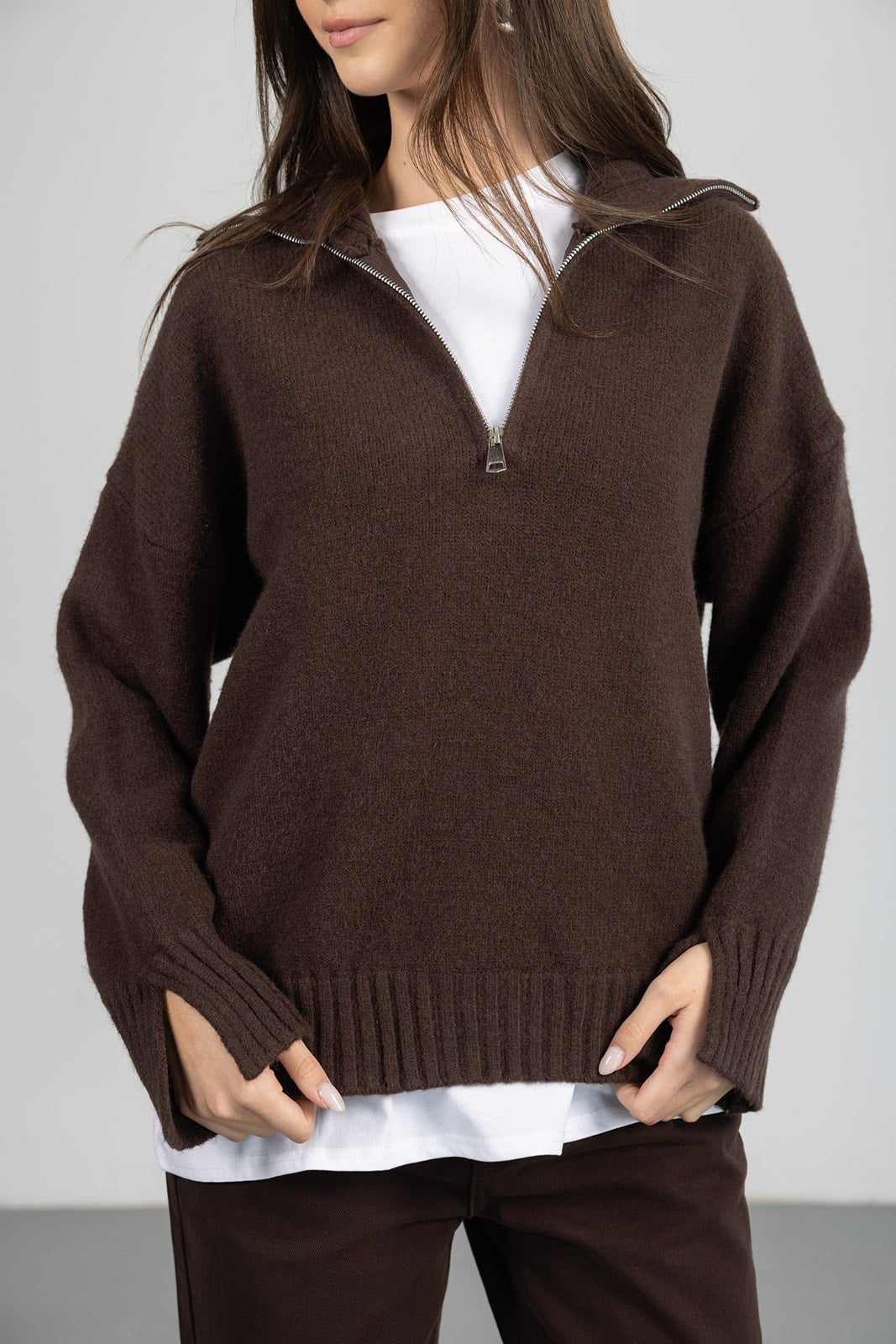 סוודר נשים חום עם רוכסן קצר, לבוש מעל חולצה לבנה, אופנה חורפית לנשים ונערות