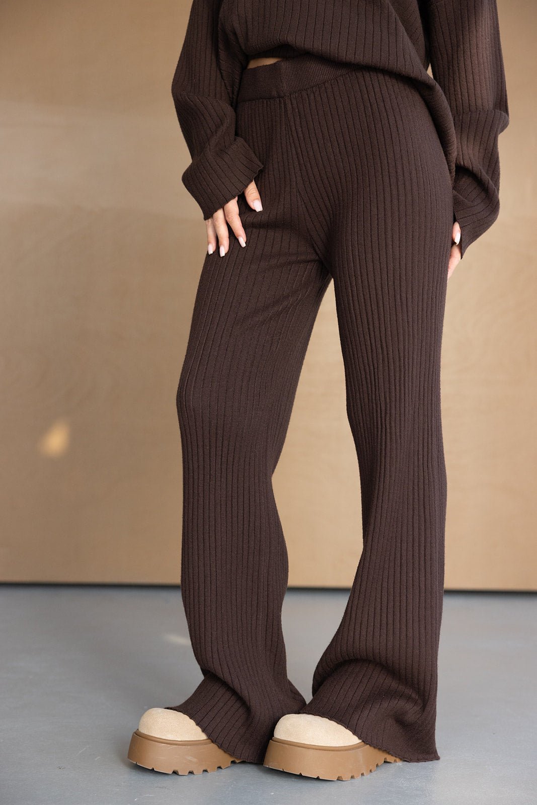 מכנסיים קלועים חומים לנשים, בגזרה רחבה ובד ריב, אופנת חורף לנערות