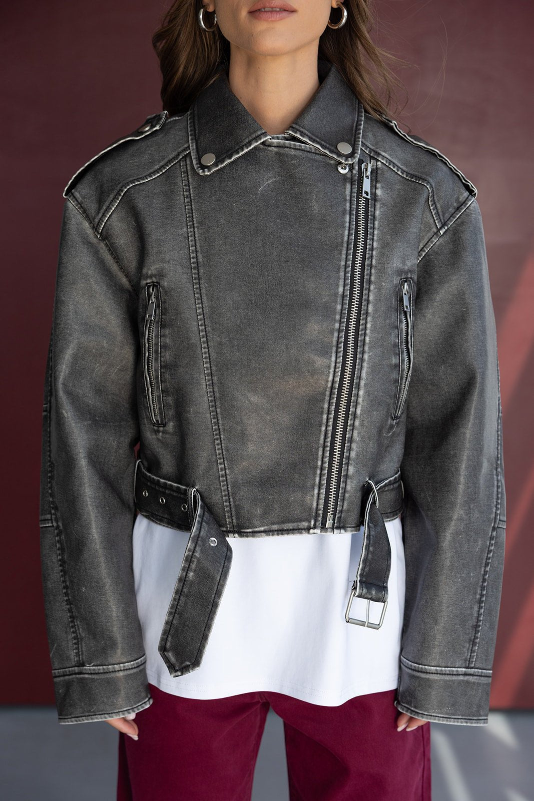 מעיל ג'ינס קצר דמוי עור שחור עם רוכסן וצווארון, חולצה לבנה ומכנסיים בורדו לאופנת נשים