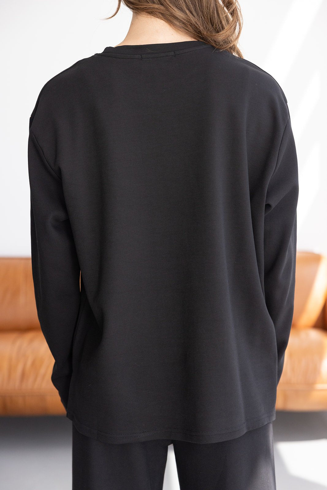 חולצת נשים שחורה ארוכה עם שרוולים ארוכים, צילום גב, אופנת קז'ואל לנשים