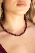 שרשרת אבנים אדומות על צוואר של אישה, תכשיט אופנתי לנשים ולנערות