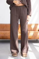 סט טרנינג נשים חום עם מכנסיים רחבים ונעלי בית, אופנת קז'ואל לנשים