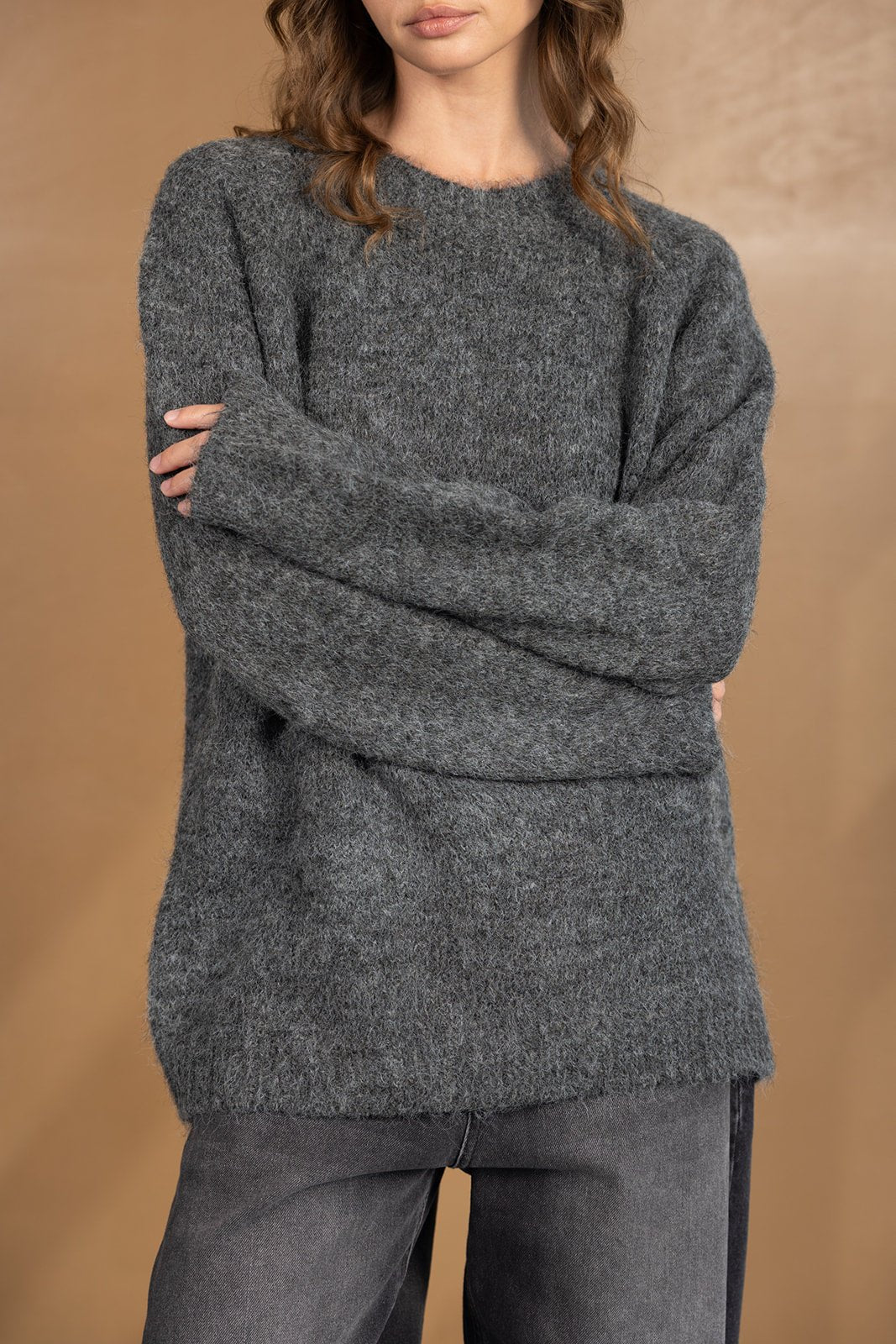 סוודר אפור צמר לנשים, מראה מחוספס, בשילוב ג'ינס כהה, אופנת חורף לנשים