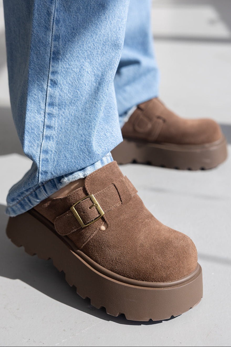 נעלים חומות לנשים בסגנון מוקסין, עם סוליה עבה ואבזם זהב, בשילוב ג'ינס בהיר