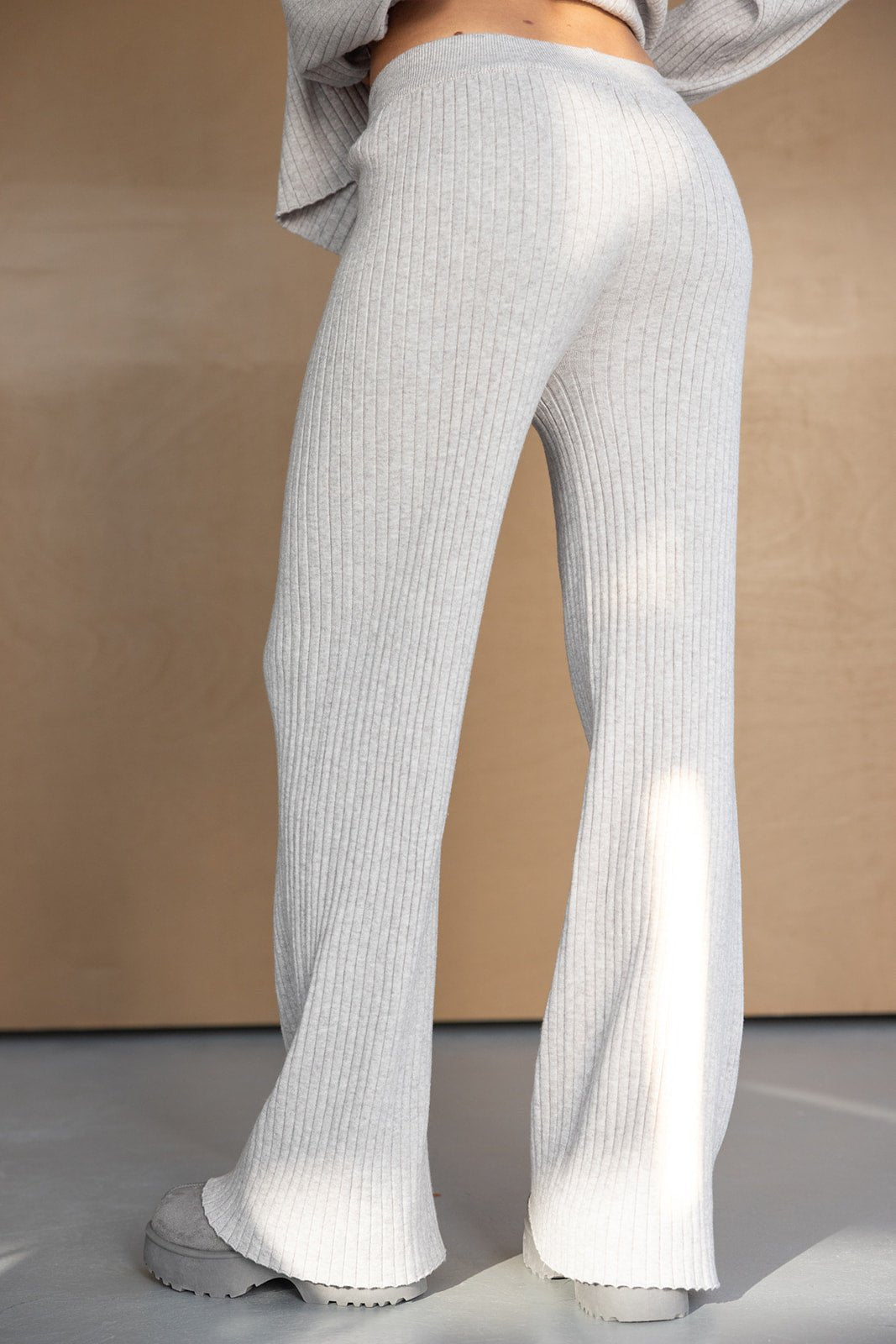 מכנסי נשים סריג ריב בגוון אפור בהיר, גזרה ישרה ומראה טרנדי ונוח לאופנת רחוב צעירה