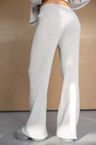 מכנסי נשים סריג ריב בגוון אפור בהיר, גזרה ישרה ומראה טרנדי ונוח לאופנת רחוב צעירה