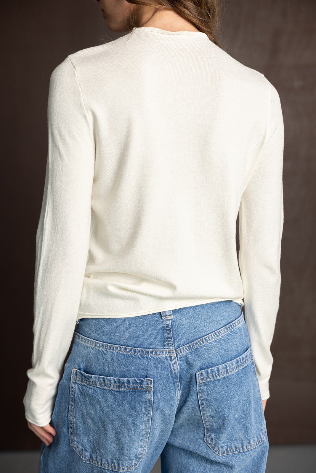 חולצת שרוולים ארוכים לבנה ובדנימים כחולים לאישה, צילום מהגב, אופנה לנשים