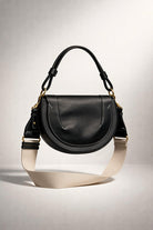 תיק צד נשים אופנתי מעור מלאכותי בצבע שחור עם רצועת בד עבה בהירה, מתאים לאופנת קיץ וסתיו