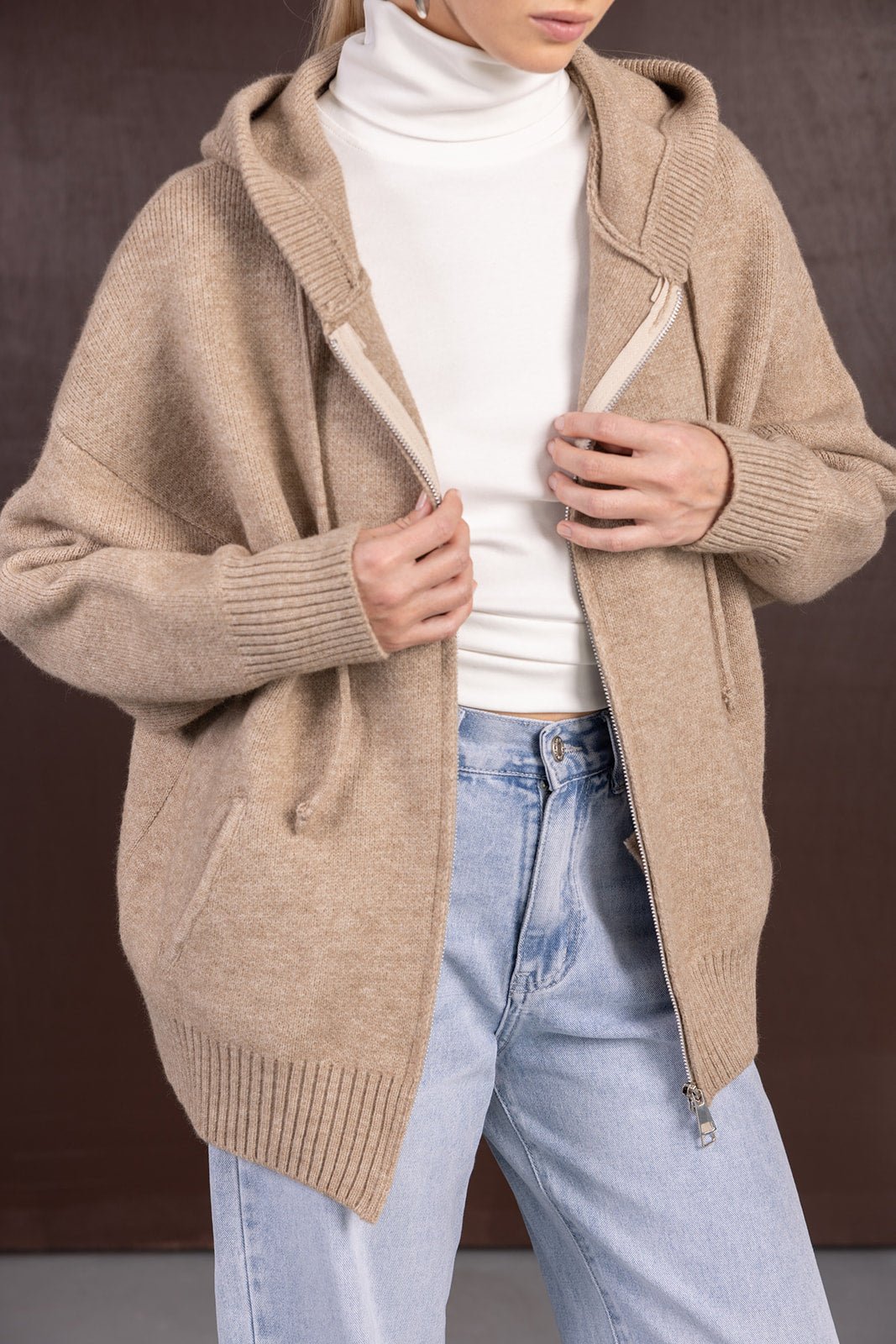 סוודר קפוצ'ון בז' לנשים עם רוכסן, ג'ינס בהיר וסוודר גולף לבן – אופנה חורפית לנשים