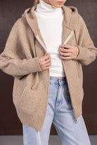 סוודר קפוצ'ון בז' לנשים עם רוכסן, ג'ינס בהיר וסוודר גולף לבן – אופנה חורפית לנשים