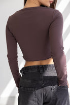 חולצת קרופ ארוכה בצבע חום כהה עם מכנסי ג'ינס גבוהים לנשים, אופנה צעירה ועדכנית