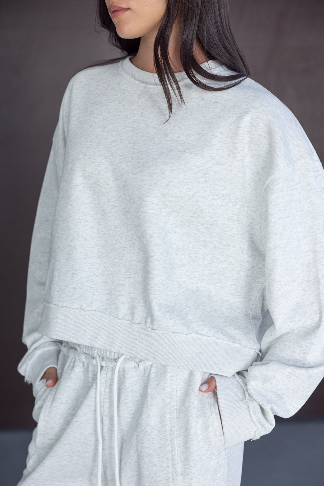 בחורה לובשת סט טרנינג נעים וקליל בצבע אפור, אופנת נשים נוחה ויומיומית