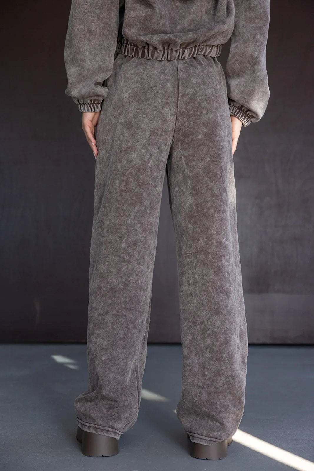 מכנסיים רחבות אפור כהה מבד דמוי זמש, אופנה לנשים, לוק חורפי קז'ואלי