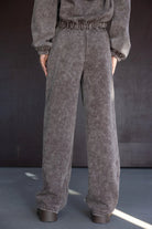 מכנסיים רחבות אפור כהה מבד דמוי זמש, אופנה לנשים, לוק חורפי קז'ואלי