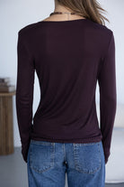 חולצת בייסיק סגולה שרוולים ארוכים וג׳ינס קלאסי לאישה, צילום מאחור, אופנה לנערות