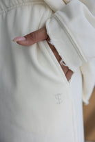 שרוול וחלק מכיס במכנסיים בגוון שמנת, מבד נעים, עם רקמת אותיות אופנתית ולוק קז'ואל לנשים