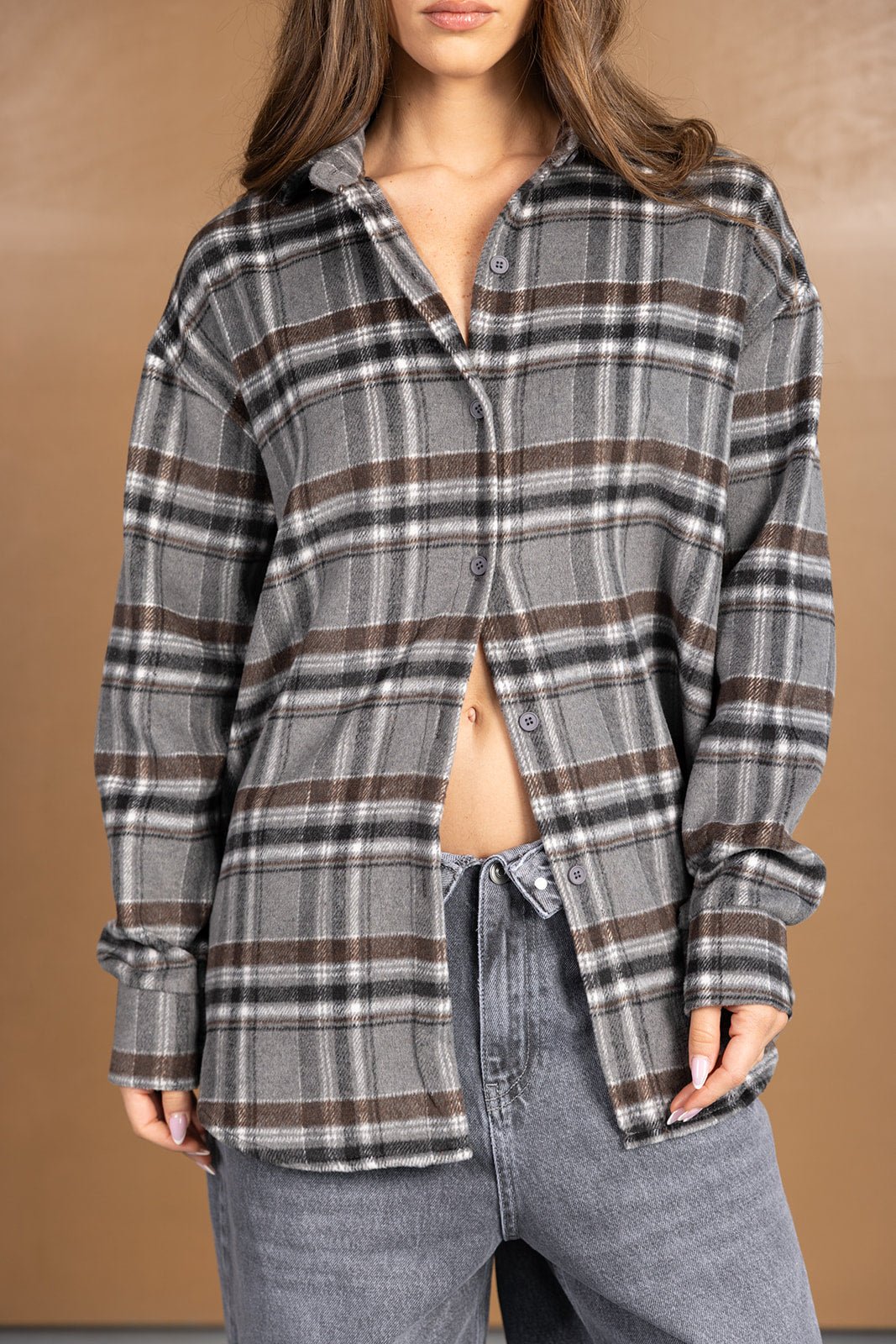 חולצת פלנל משובצת לנשים בצבעי אפור וחום עם שרוולים ארוכים וג'ינס בגזרה רחבה