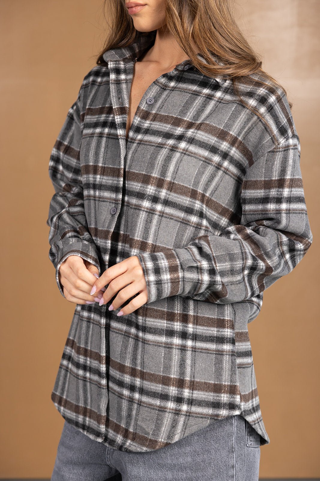 חולצת פלנל משובצת לנשים בגווני אפור וחום, אופנת חורף לנערות