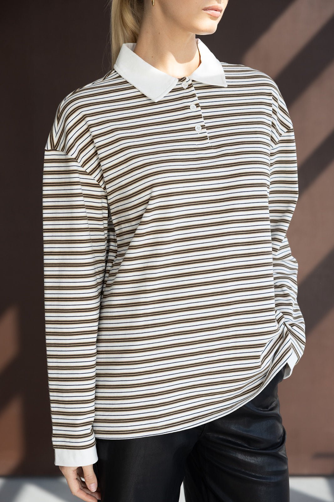 חולצת נשים פסים חום ולבן עם צווארון לבן ארוך, אופנה לנערות, סטייל קז'ואל