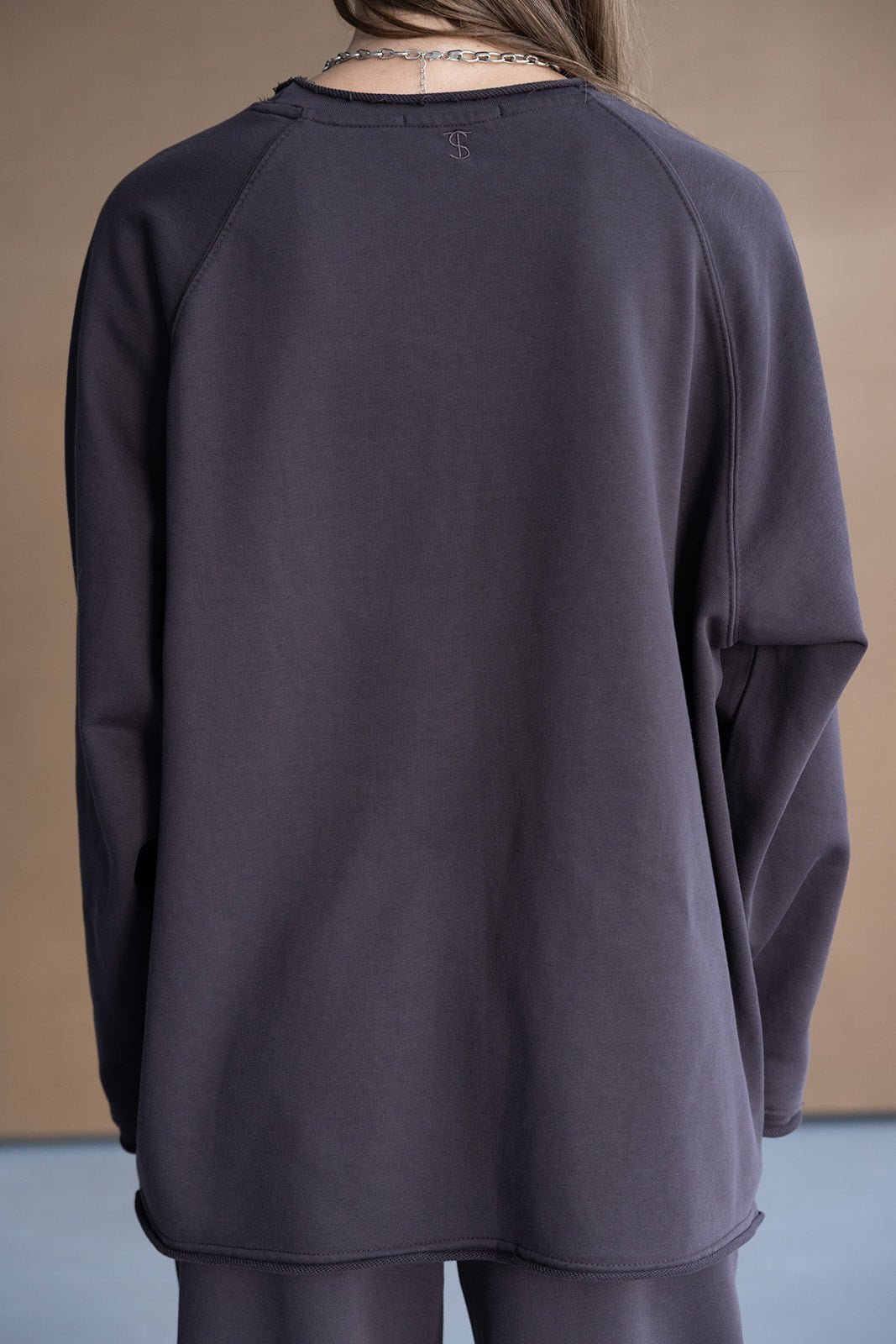 סווטשירט נשים אפור כהה בגזרה רחבה, צילום מגב, אופנת נשים עכשווית