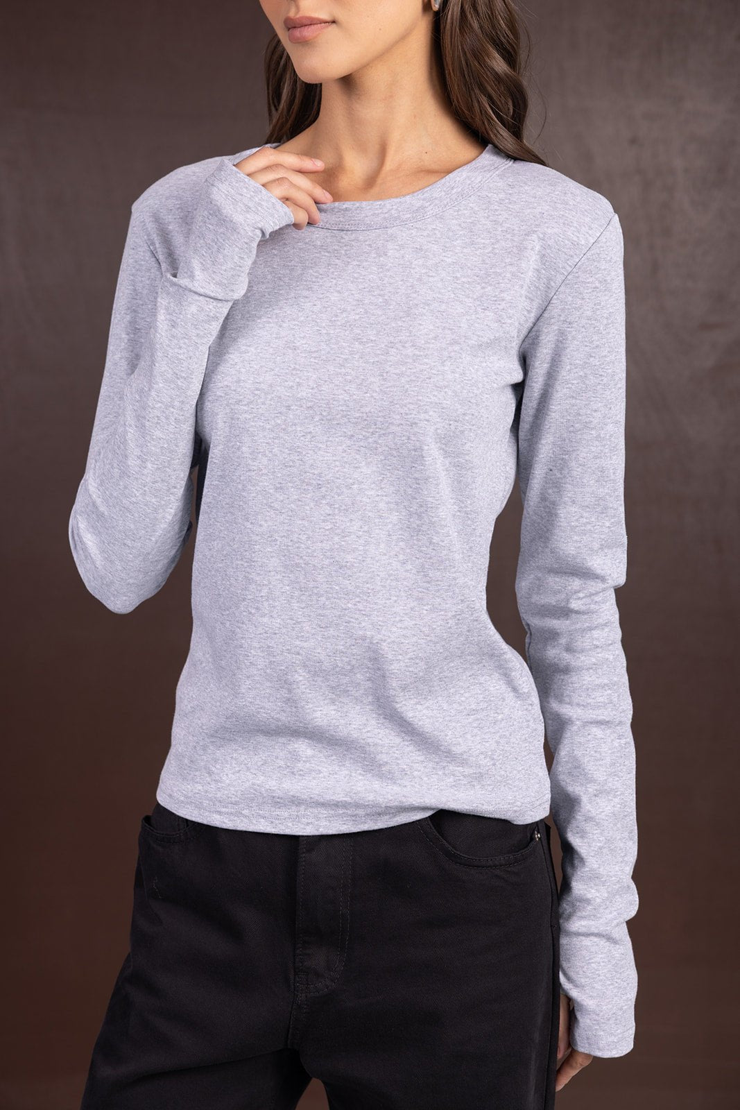 חולצת בייסיק ארוכה לנשים בצבע אפור בהיר, מראה יומיומי אופנתי