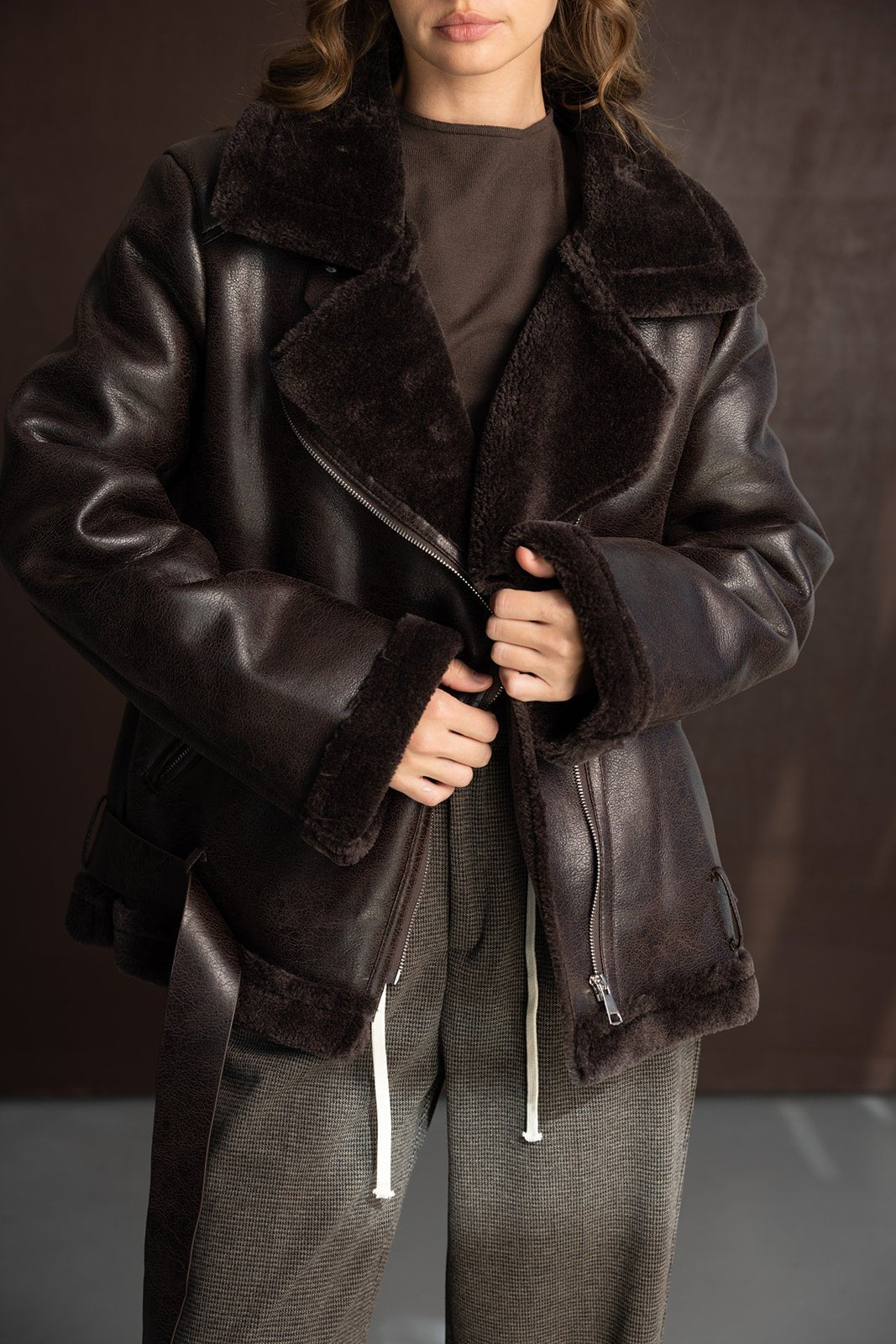 מעיל עור חום עם פרווה לנשים, חולצה חומה ומכנסיים מחויטים אופנתיים