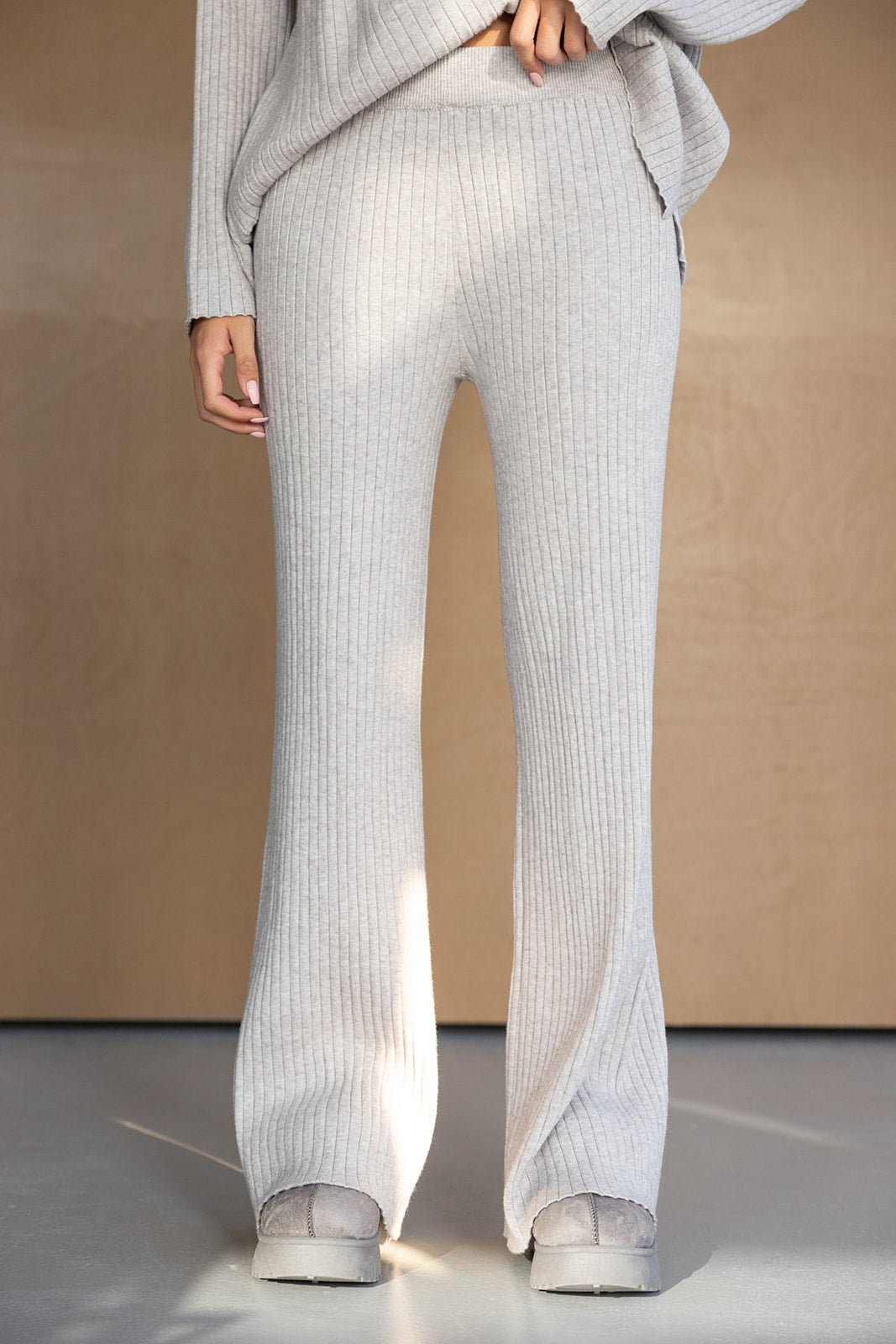 מכנסיים סרוגים לנשים בצבע אפור בהיר בגזרה מתרחבת, אופנת חורף לנערות