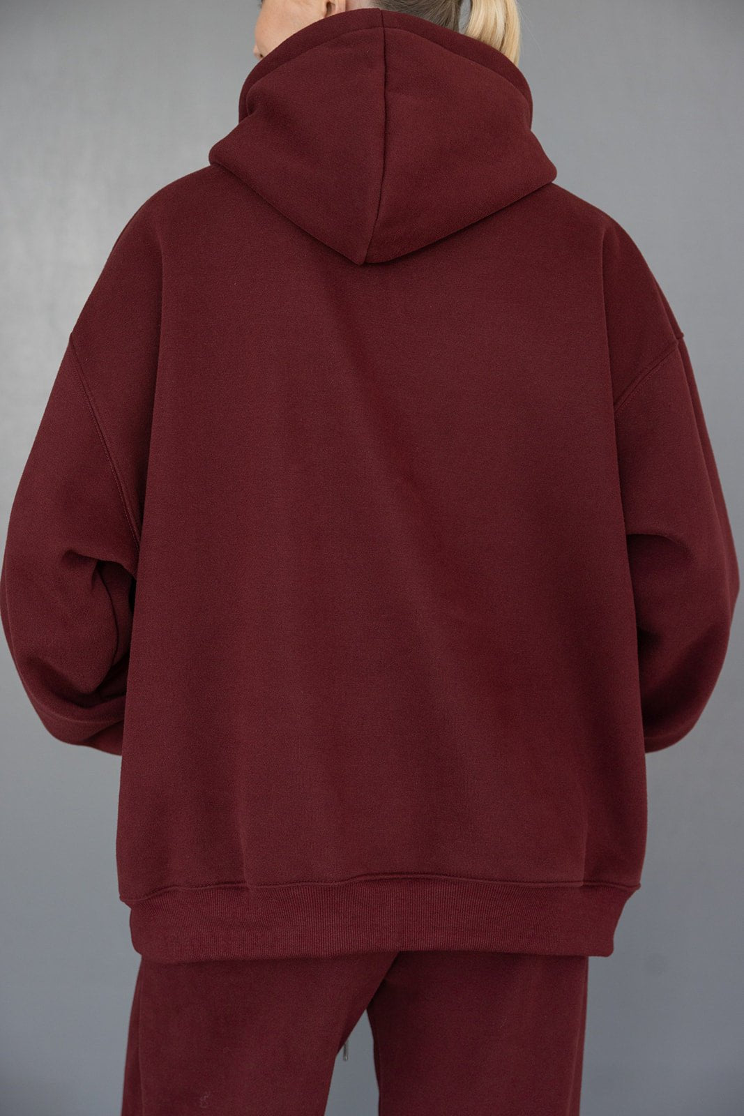 אישה לובשת סט קפוצ'ון ובאקסי בורדו, צילום גב, אופנה לנשים ולנערות