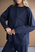 סט טרנינג נשים כחול כהה עם שוליים גזורים, אופנת רחוב לנערות וצעירות