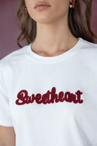 חולצת טי לבנה לנשים עם כיתוב SWEETHEART באדום, אופנה לנערות