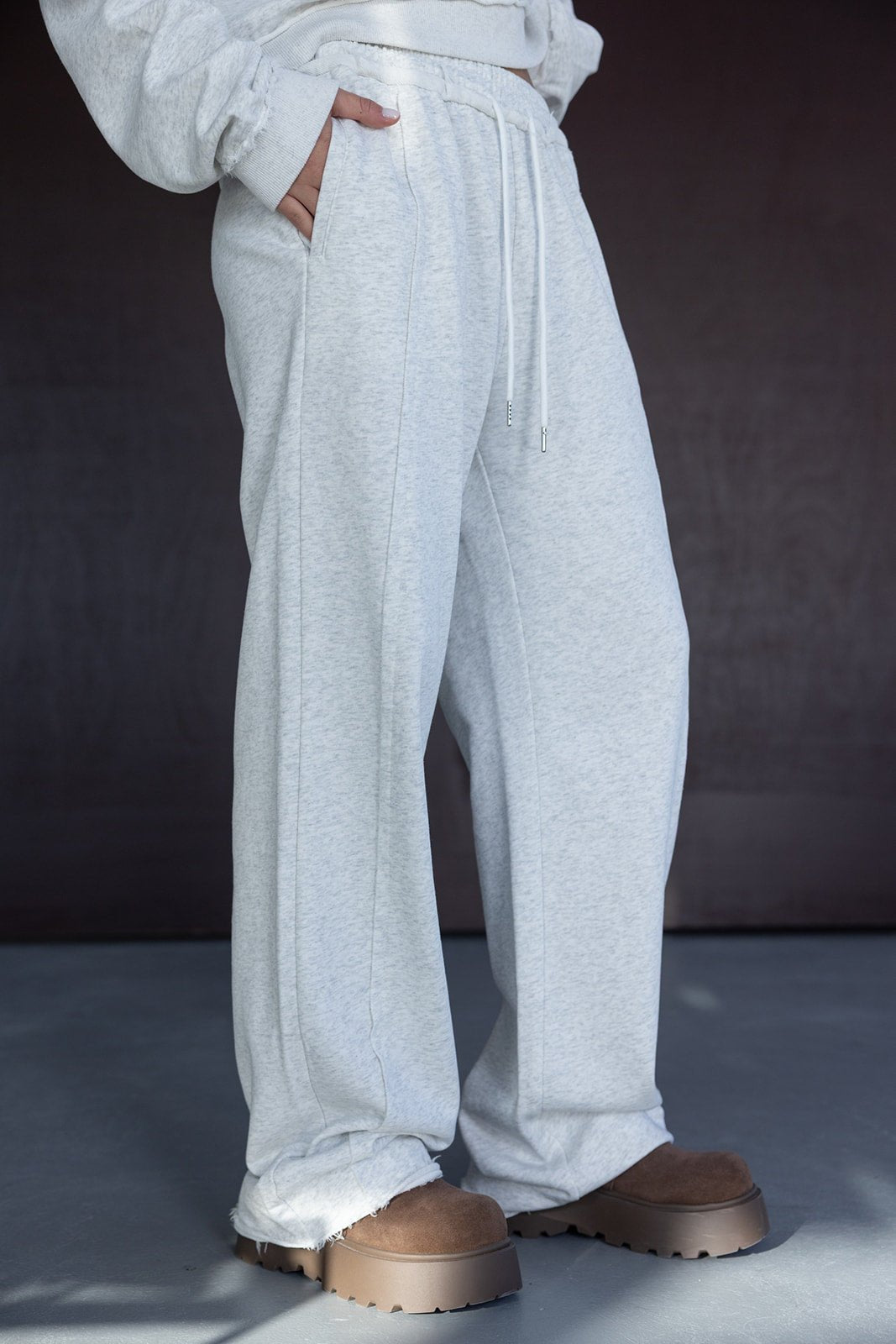 מכנסי טרנינג אפורים לנשים עם חוט קשירה, מותן גבוהה ונעלי בית חומות אופנתיות