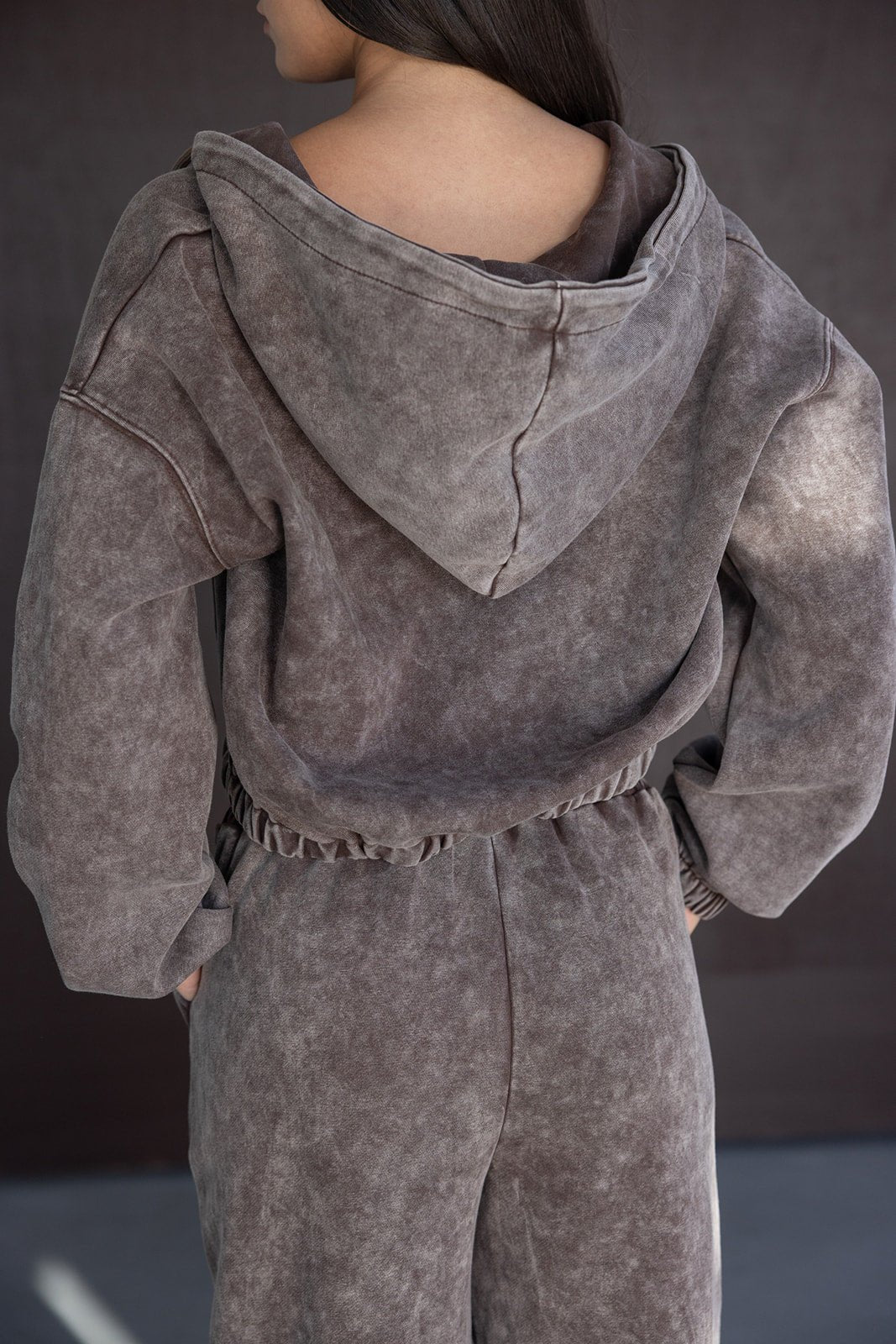 אישה לובשת סט טרנינג קטיפה חום עם קפוצ'ון, אופנת נשים צעירה וטרנדית