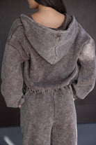 אישה לובשת סט טרנינג קטיפה חום עם קפוצ'ון, אופנת נשים צעירה וטרנדית