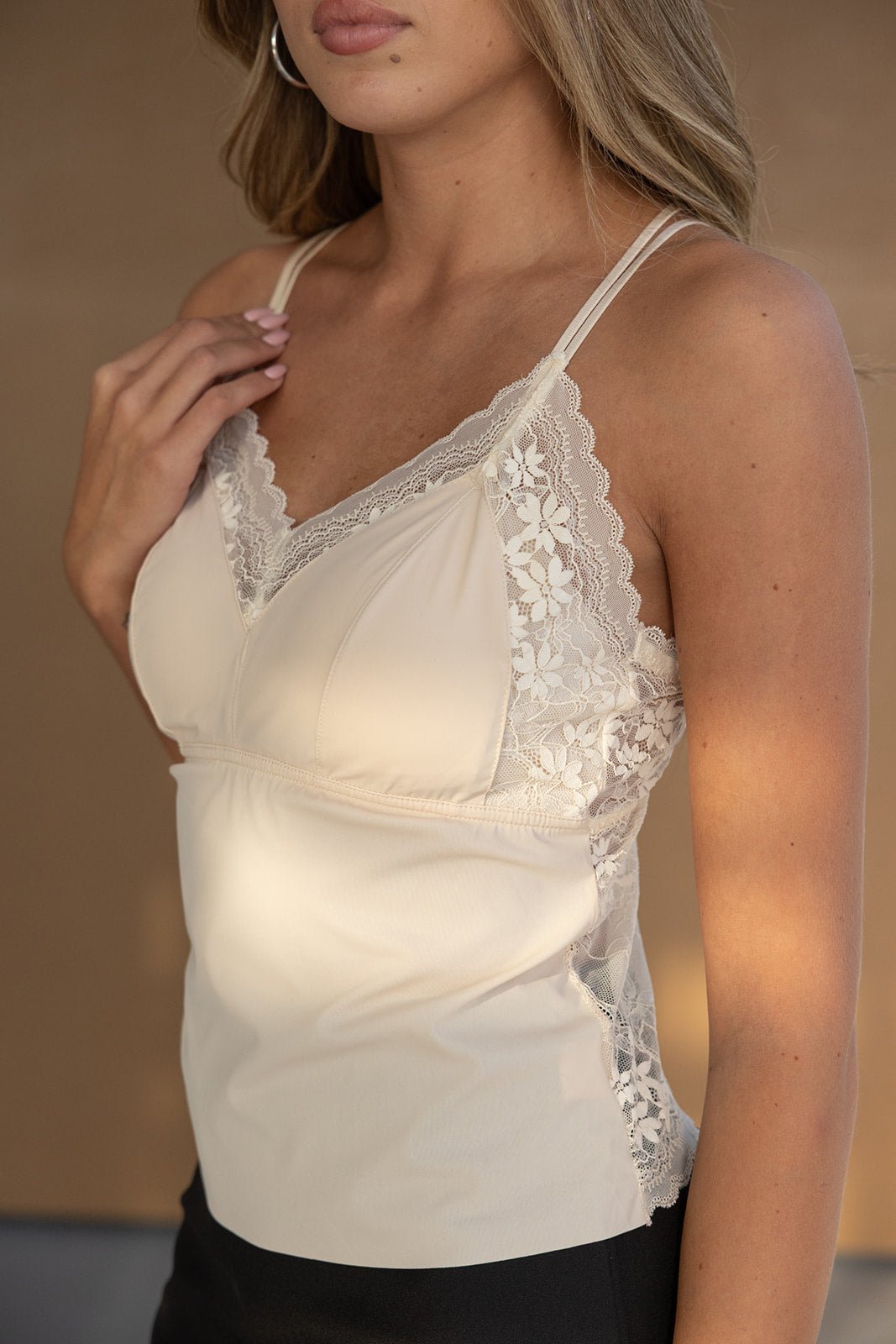 גופיה אלגנטית לנשים בצבע שמנת עם תחרה פרחונית, כתפיות דקות, אופנת קיץ לנשים