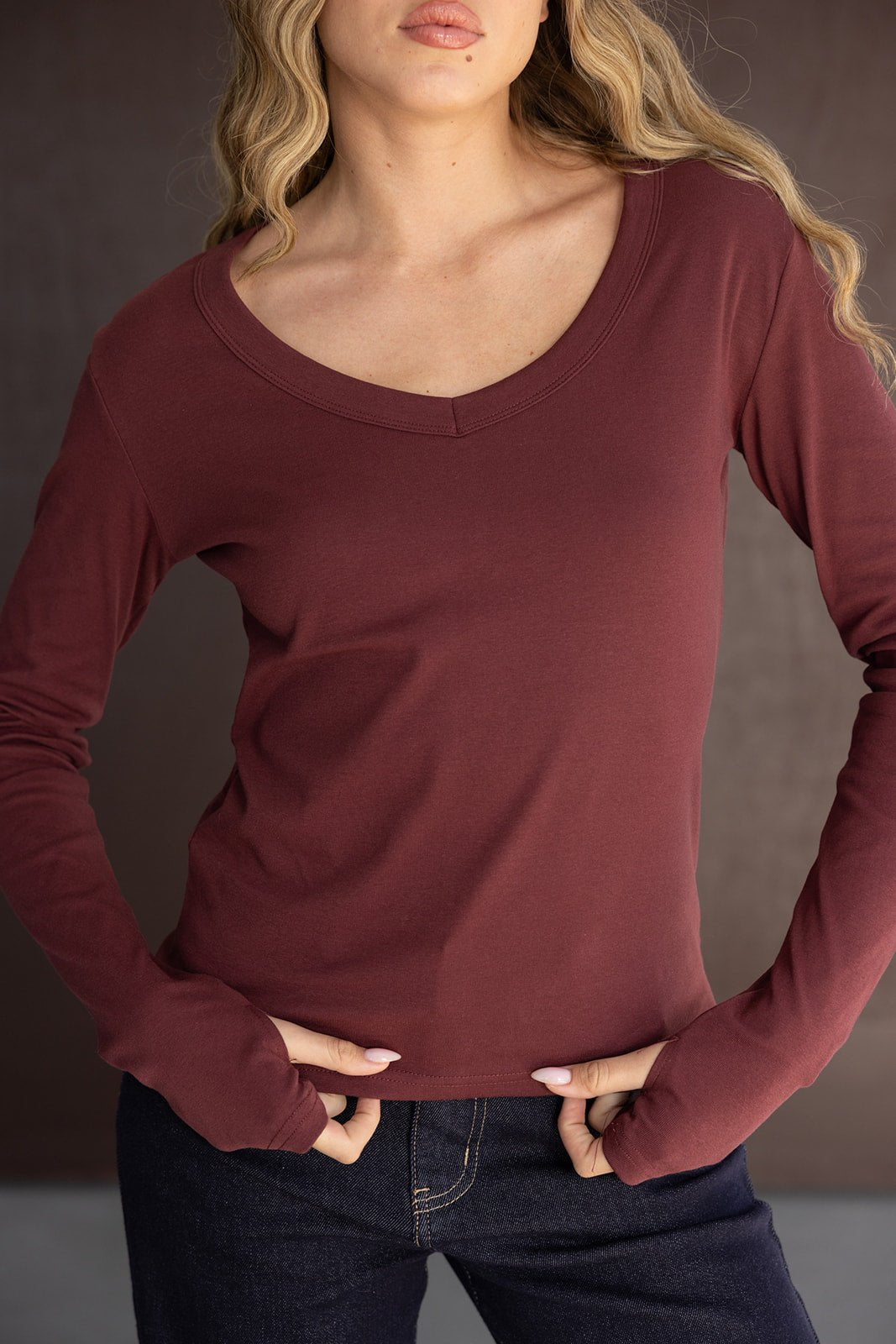 חולצת בייסיק לנשים בורדו עם שרוולים ארוכים, מחשוף עגול וג'ינס כהה, אופנה לנשים צעירות