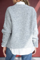 סוודר נשים אפור סרוג בגזרה רחבה עם חולצה מכופתרת לבנה בגב, אופנת חורף לנשים