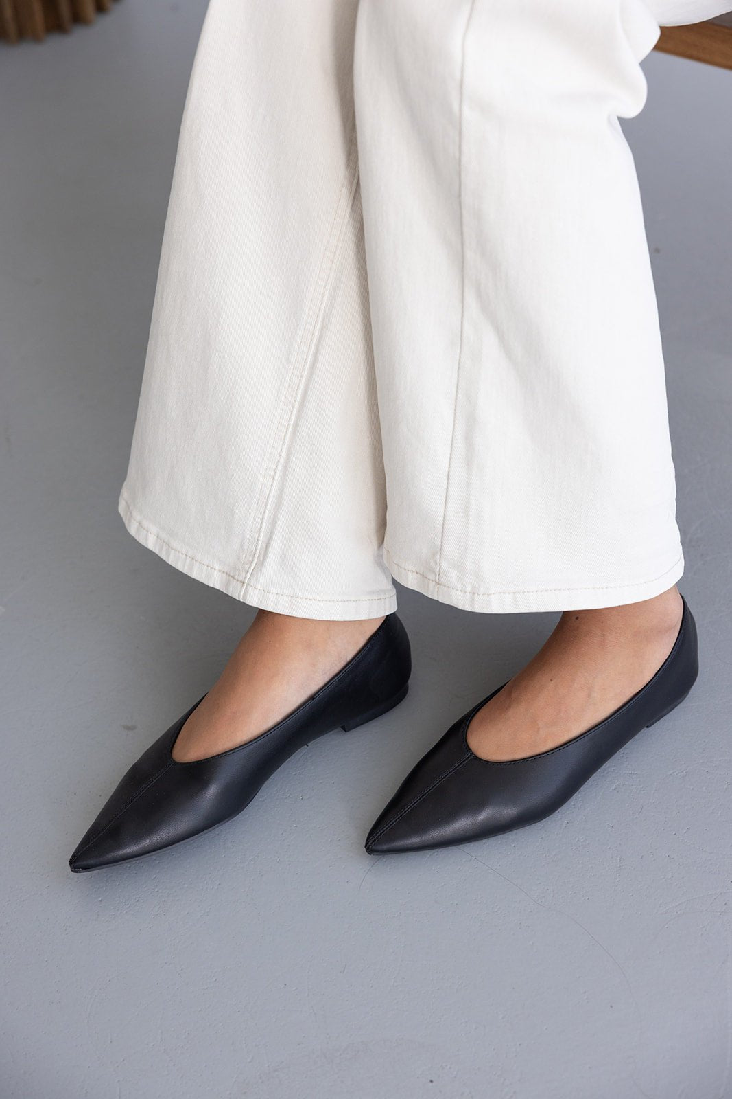 נעליים שטוחות שפיץ שחורות לנשים עם מכנסי בד רחבים בצבע לבן, אופנת נשים עדכנית