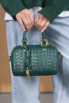 תיק יד עור ירוק לנשים עם קליעת ריבועים, אבזמי זהב, מראה אופנתי, בצילום סטודיו