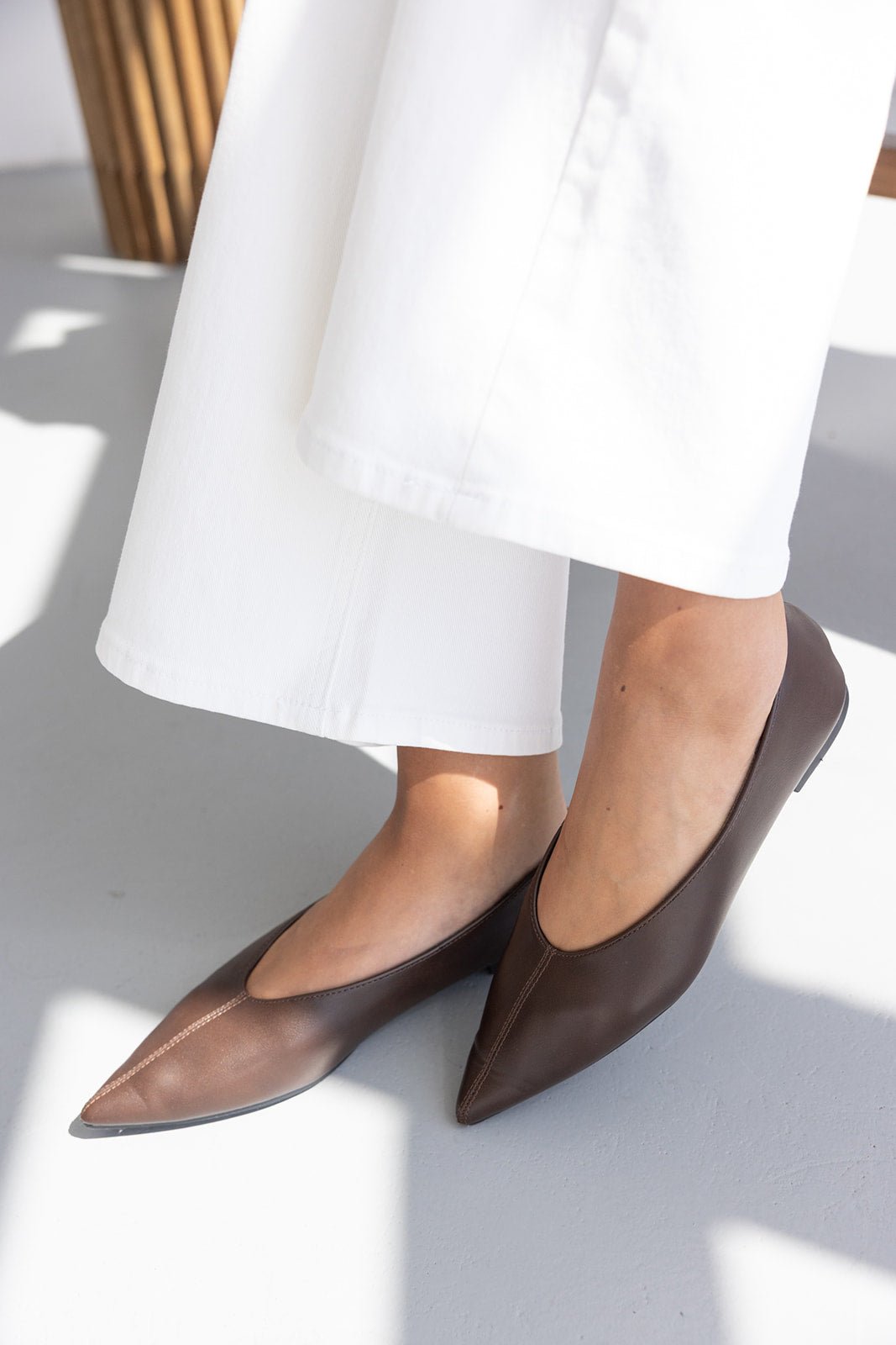 נעלי בובה חומות לנשים עם שפיץ, משולבות עם מכנסיים לבנים רחבים, אופנה לנשים צעירות