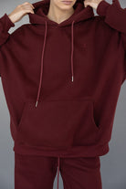 אישה עם קפוצ'ון בורדו אופנתי, דגם אוברסייז, בגדי נשים לנערות