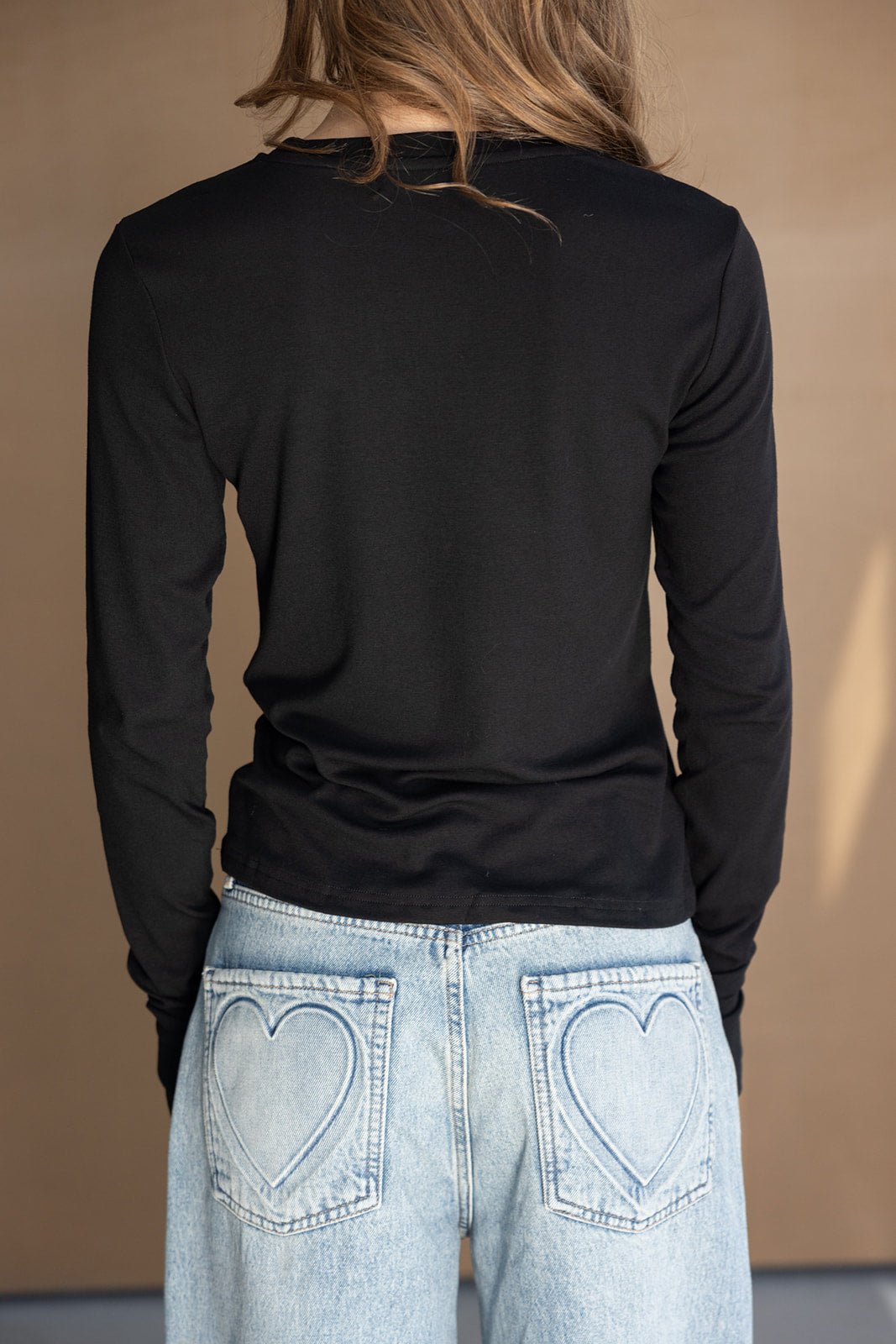 ג'ינס בהיר עם כיסים בצורת לב, חולצה שחורה שרוול ארוך, אופנה לנשים