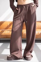 מכנסי טרנינג רחבים חום לנשים, קיץ, גזרה נוחה עם גומי במותן, צילום אופנה אינסטגרם