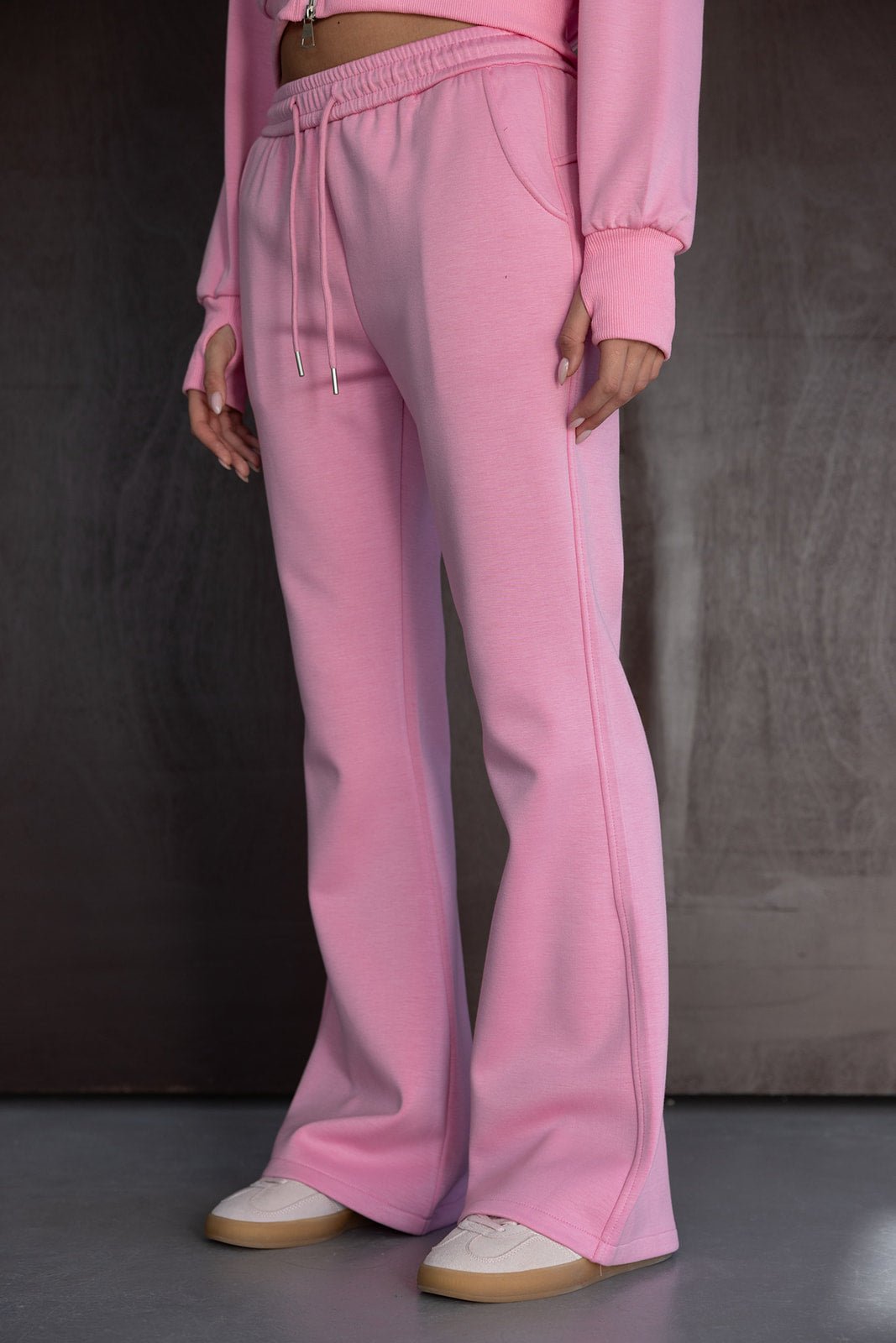 מכנסי טרנינג ורודים לנשים, בד נעים בגזרה רחבה עם כיסים, אופנת רחוב צעירה