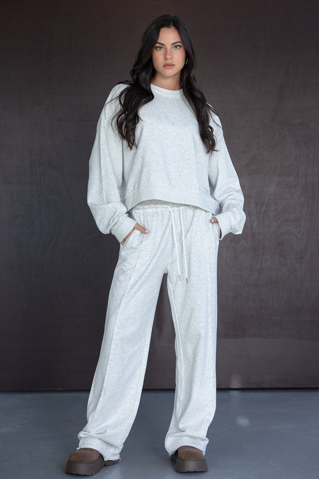 אישה לובשת טרנינג אפור מחטב עם שרוך, סט אופנה נוחה לנשים ונערות, אופנת חורף טרנדי