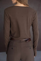 חולצה חומה ארוכה ומכנסיים מחויטים חומים לנשים, מבט מאחור, לבוש אופנתי לנערות