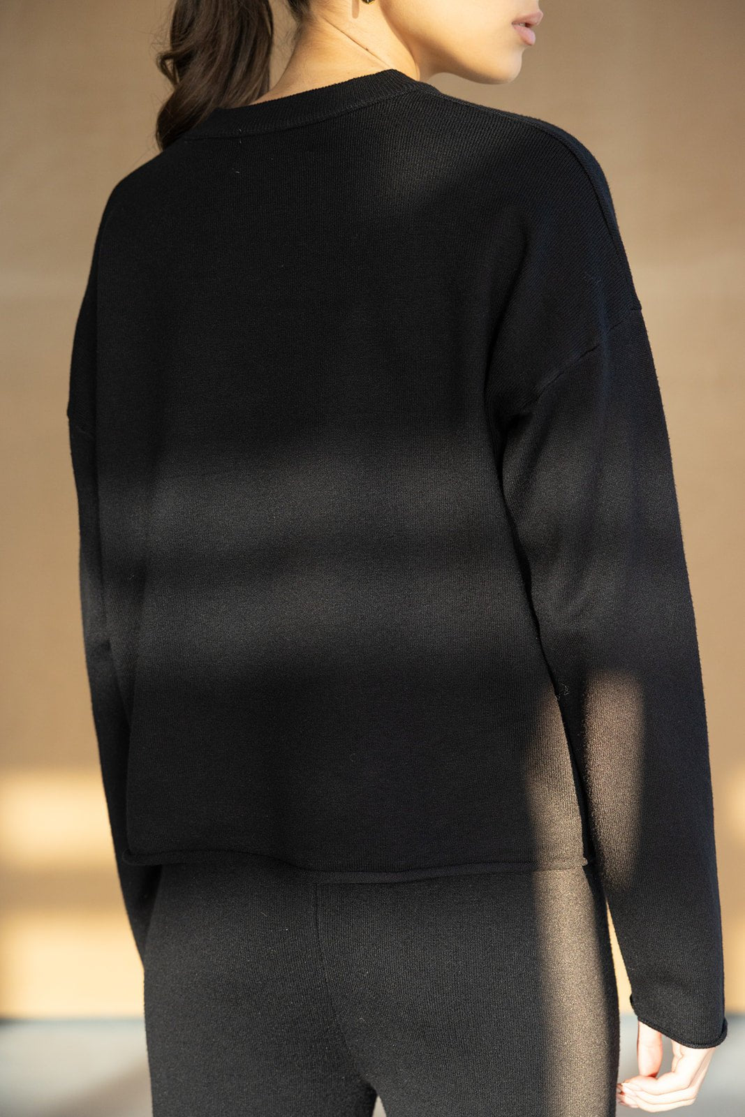 חולצת סריג שחורה לנשים בגזרה רחבה עם שרוולים ארוכים, אופנת חורף לנערות